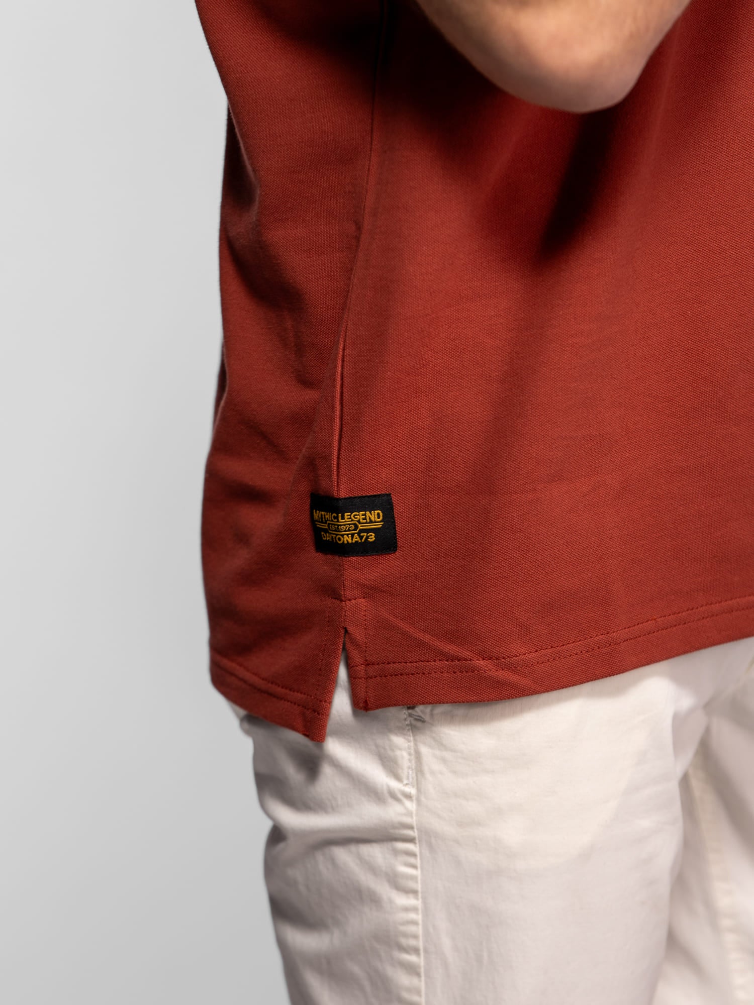 DAYTONA 73 Polo manica corta in cotone piqué con patch ruggine 