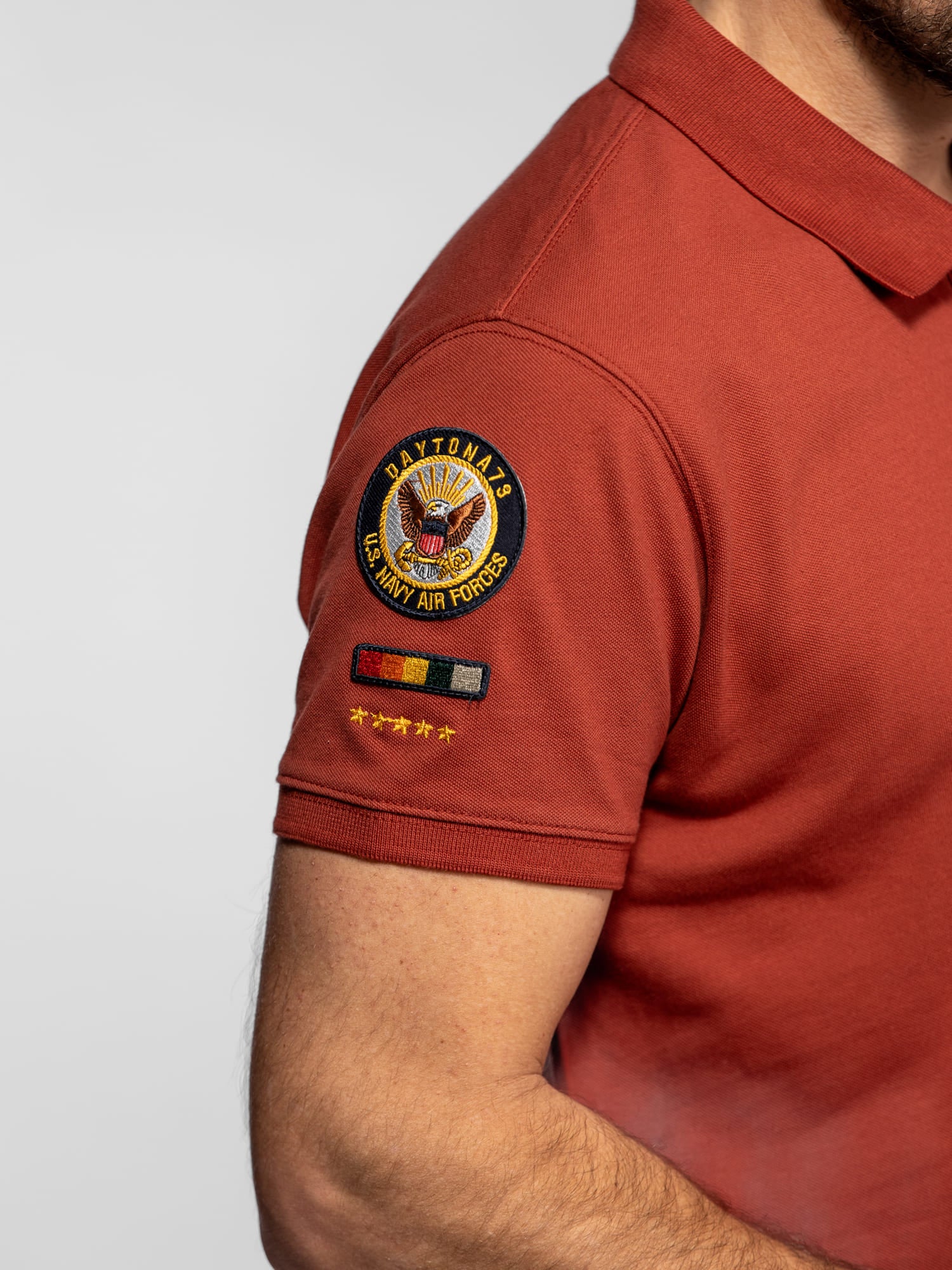 DAYTONA 73 Polo manica corta in cotone piqué con patch ruggine 
