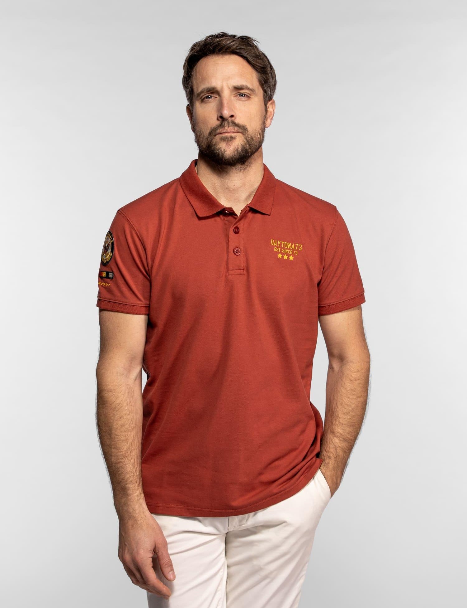 DAYTONA 73 Polo manica corta in cotone piqué con patch ruggine 
